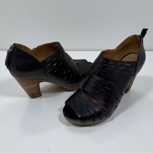 Clarks Artisan Black Leather Cutout Peep Toe Heels Size 8.5M